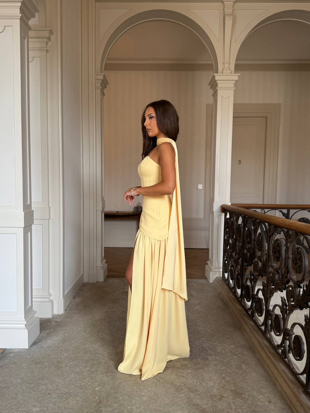 élégante longue robe de soirée jaune, avec une fente, sans manche, col bustier pour tout type d'événement, mariage, gala, cérémonie