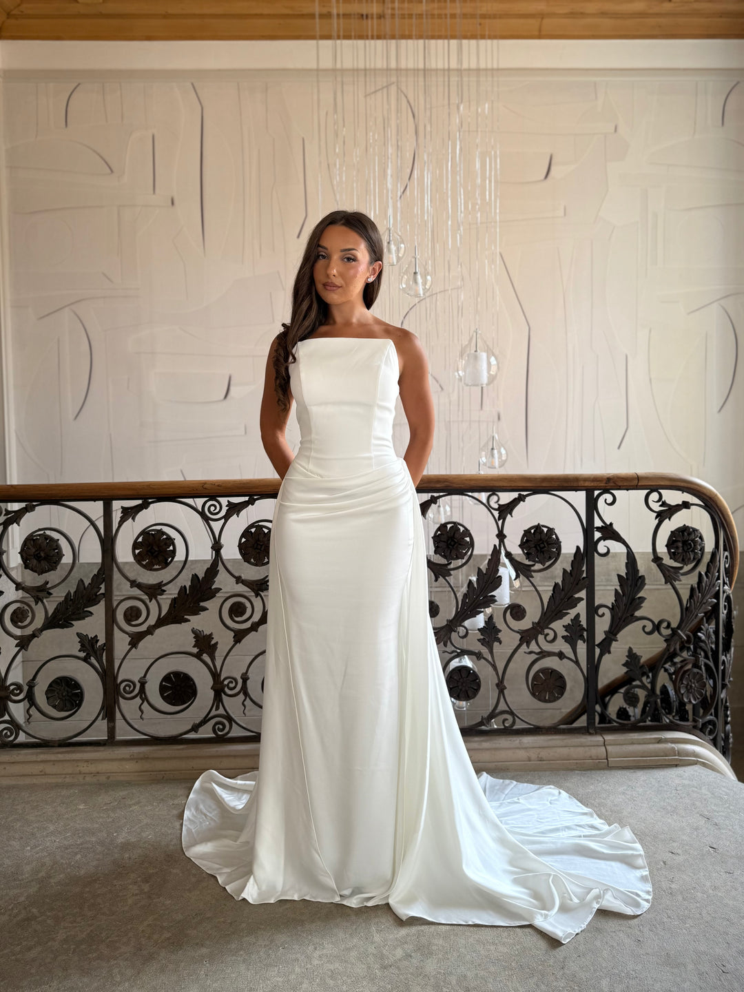 élégante longue robe de mariée blanche, sans fente, sans manche, avec une traine pour tout type de mariage, événement, gala, cérémonie