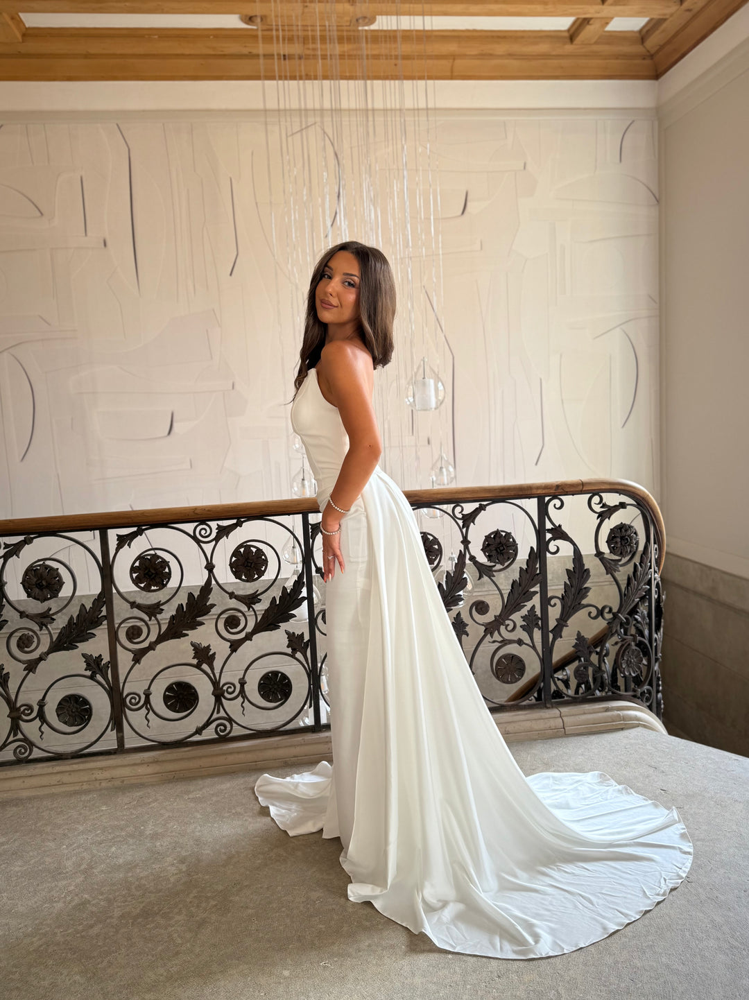 élégante longue robe de mariée blanche, sans fente, sans manche, avec une traine pour tout type de mariage, événement, gala, cérémonie