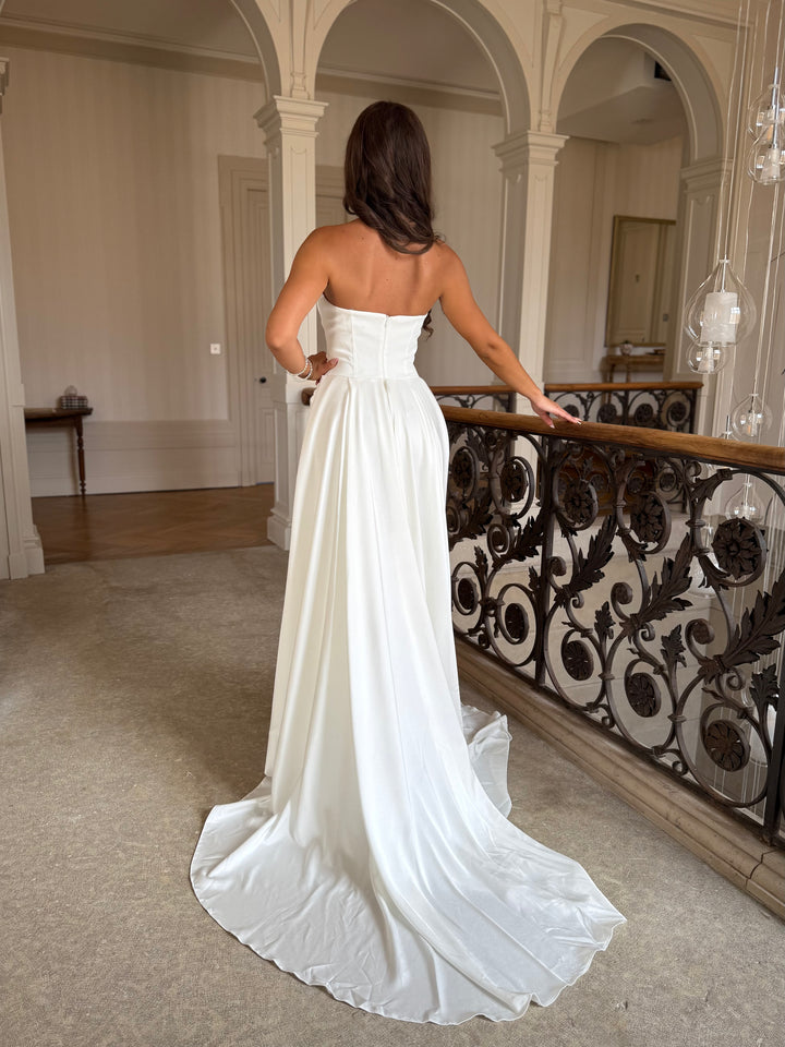 élégante longue robe de mariée blanche, sans fente, sans manche, avec une traine pour tout type de mariage, événement, gala, cérémonie