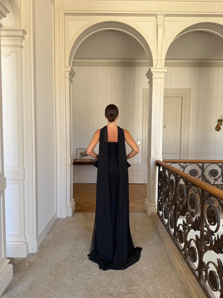 Robe de soirée chic noir, coupe asymétrique, sans manches, sans fente