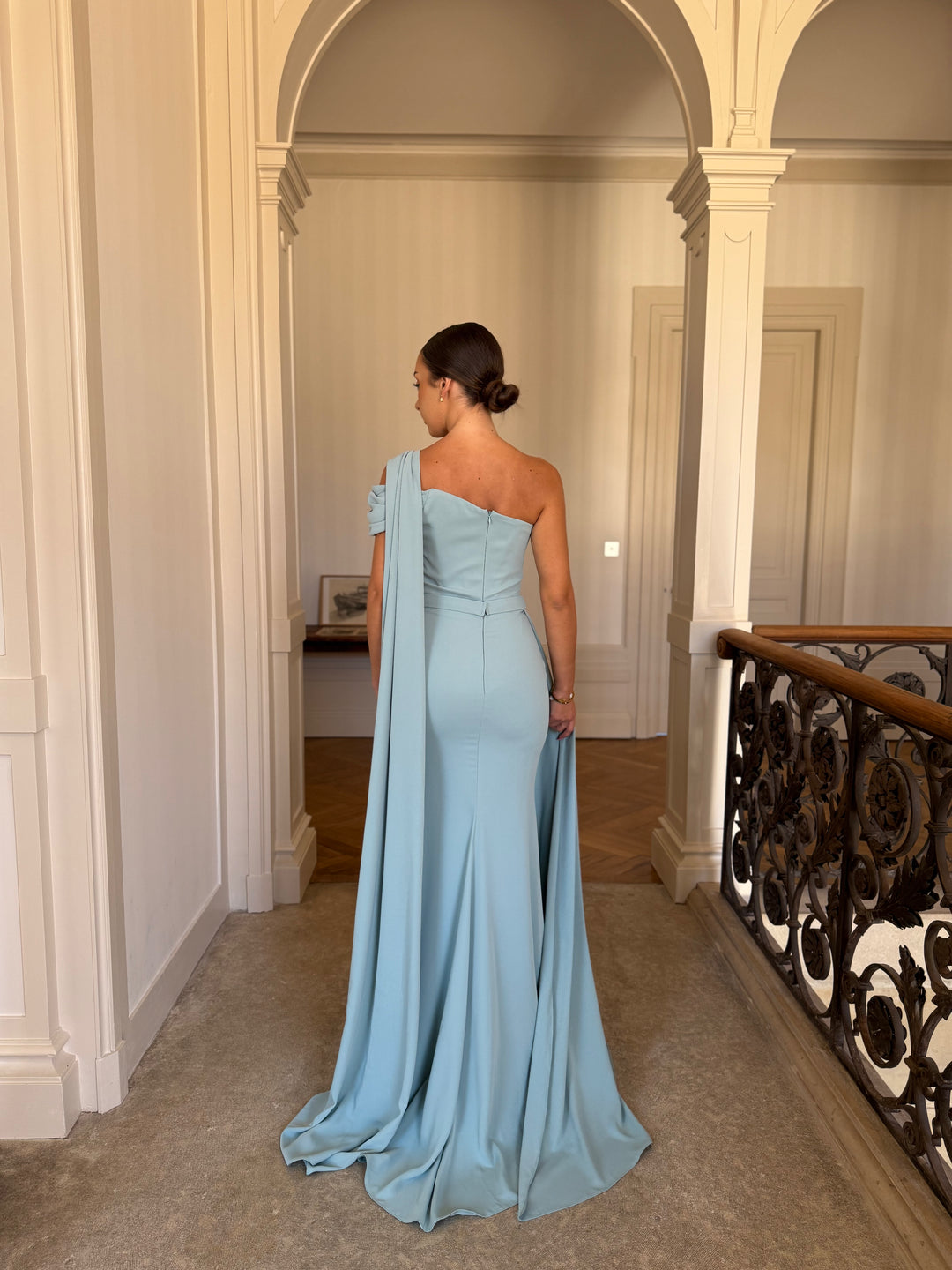 Longue robe de soirée bleu élégante, sans fente, sans manche, col asymétrique pour tout type de d'événement, gala, cérémonie, mariage