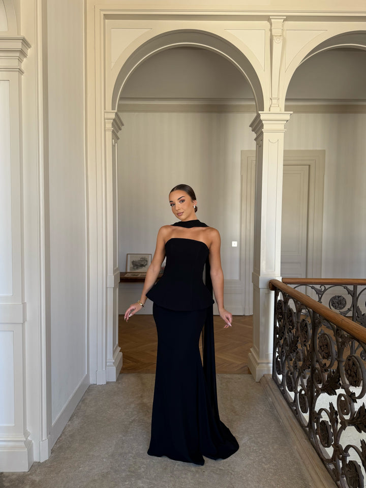 Robe de soirée chic noir, coupe asymétrique, sans manches, sans fente
