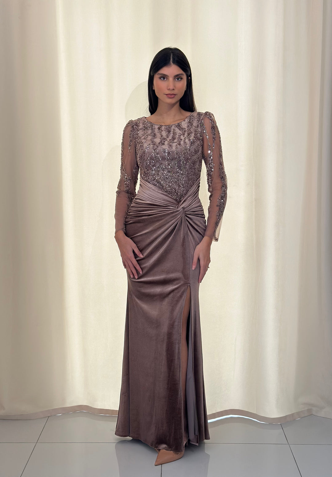 longue robe de soirée taupe en velour pour mariage