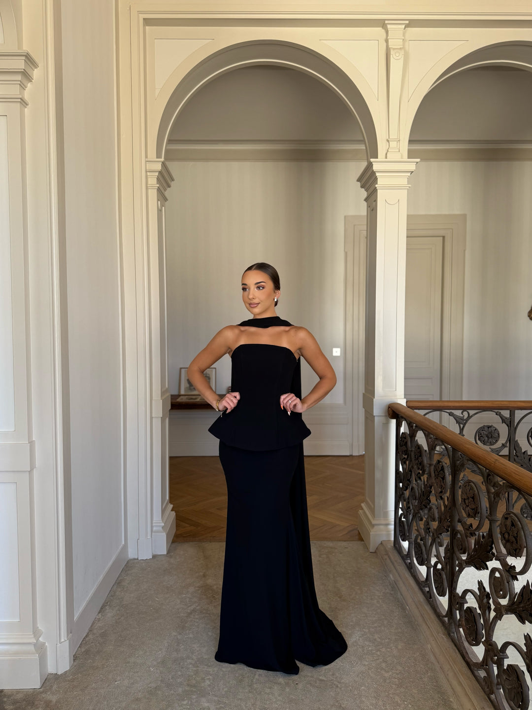 Robe de soirée chic noir, coupe asymétrique, sans manches, sans fente