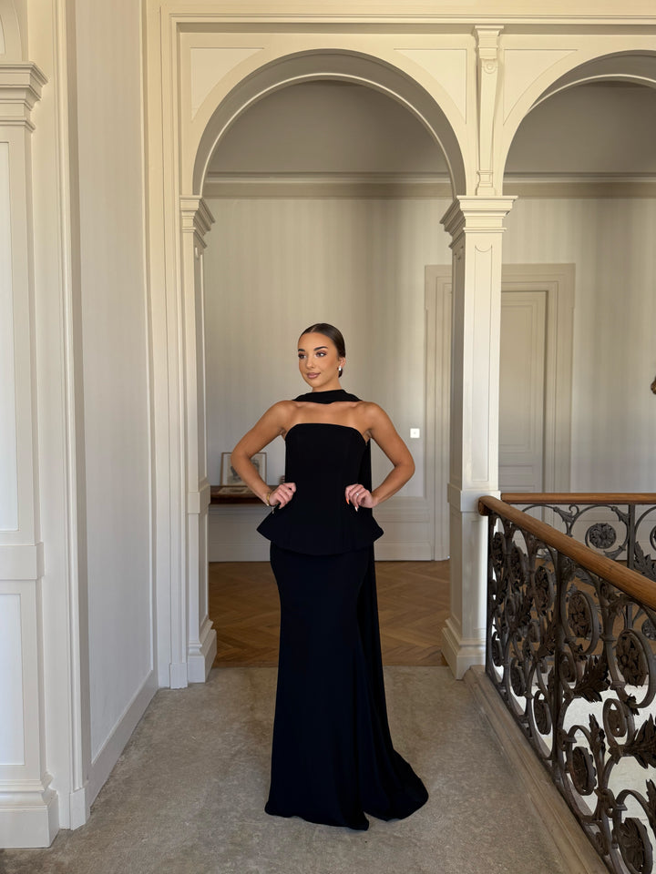 Robe de soirée chic noir, coupe asymétrique, sans manches, sans fente
