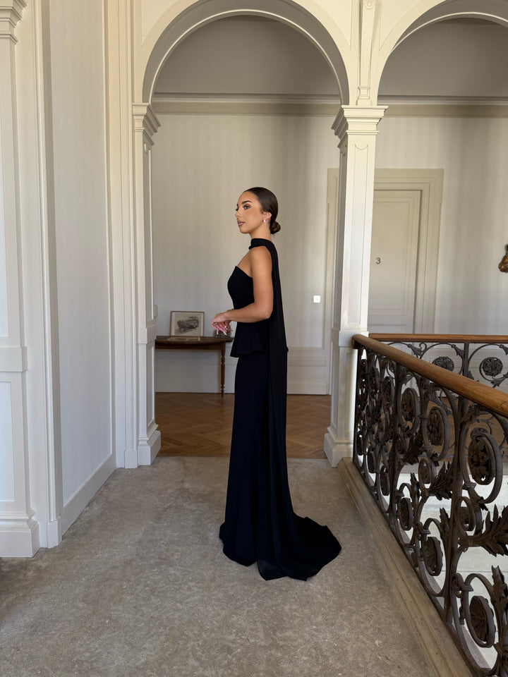 Robe de soirée chic noir, coupe asymétrique, sans manches, sans fente