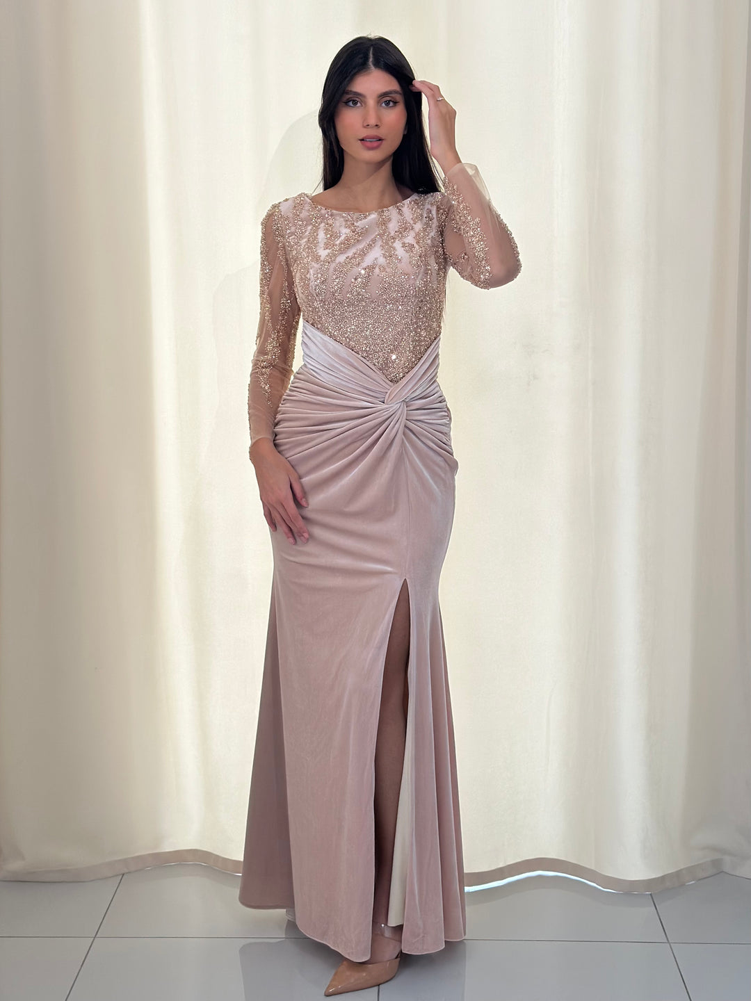 longue robe de soirée beige en velour pour mariage