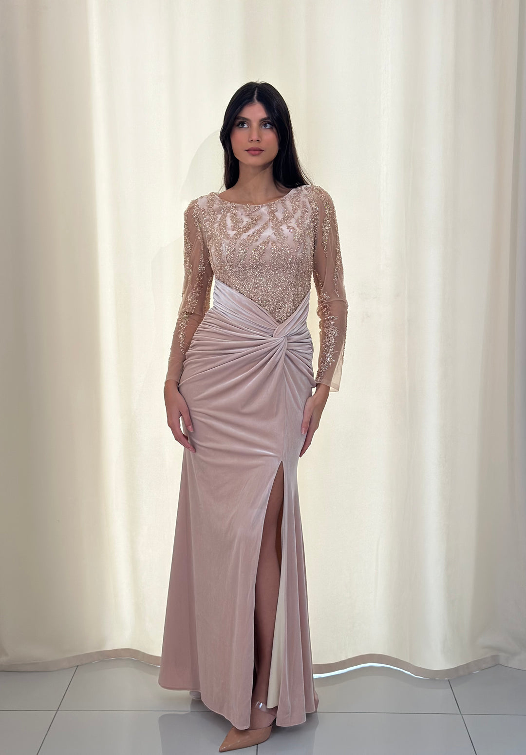 longue robe de soirée beige en velour pour mariage