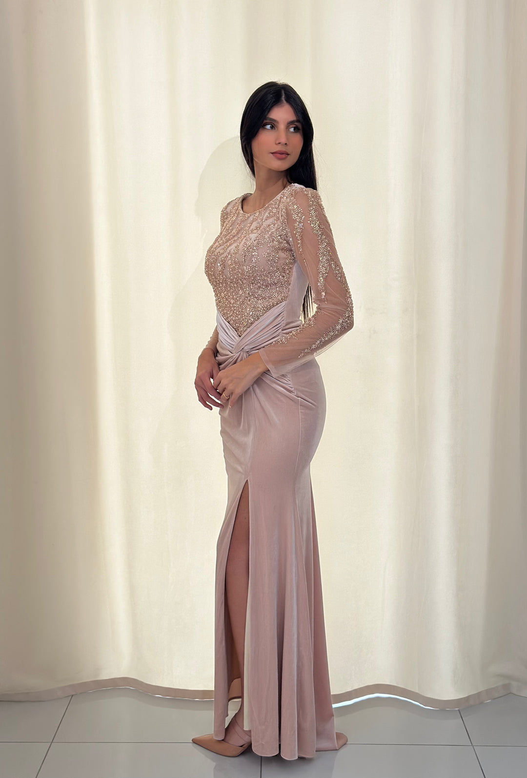longue robe de soirée beige en velour pour mariage