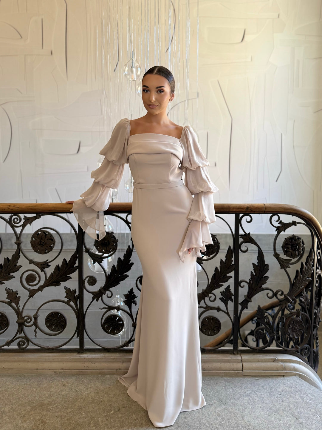 Longue robe de soirée élégante beige, sans fente, manche longue, col carré, pour tout type d'événement, gala, cérémonie, mariage