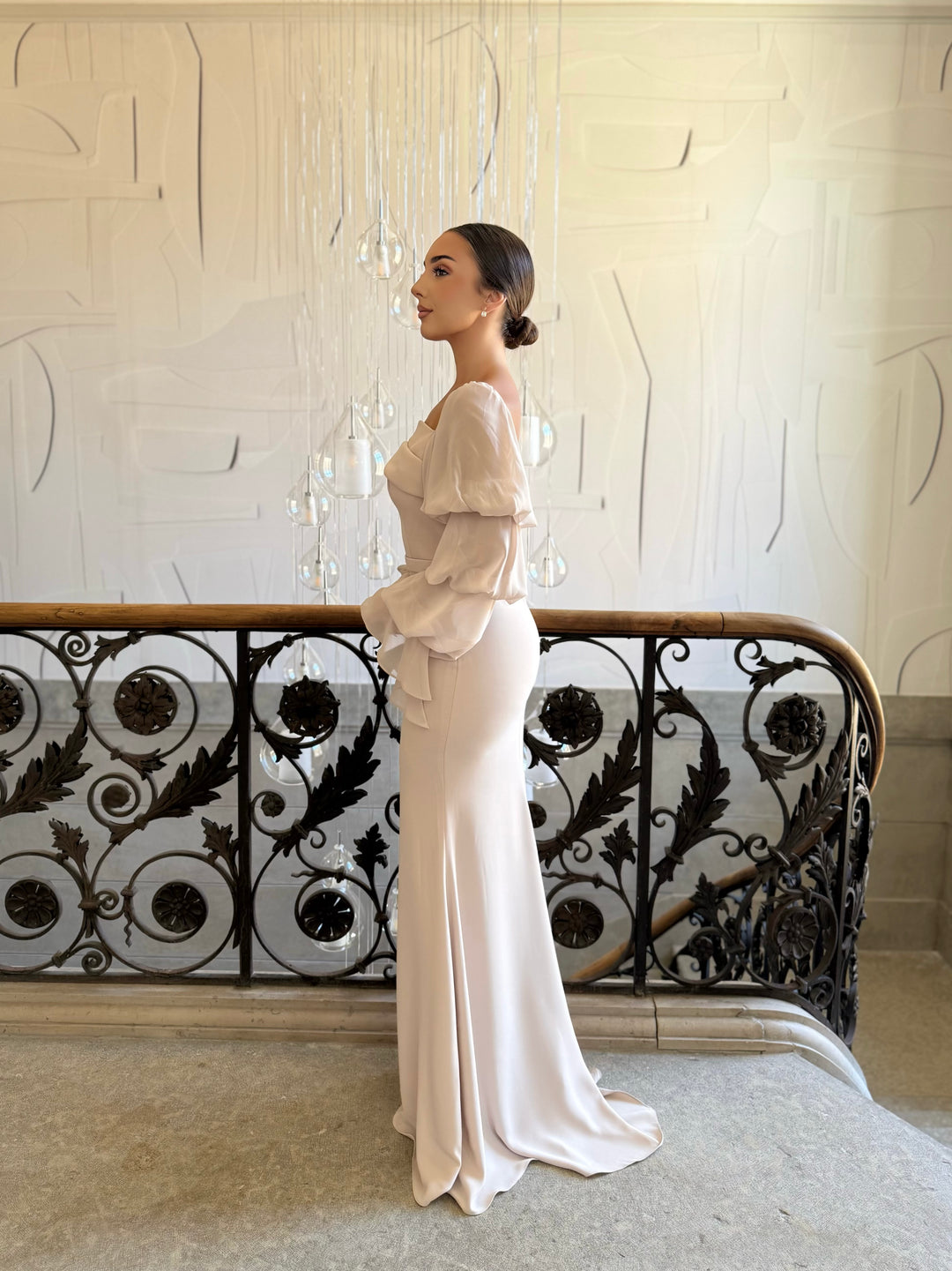 Longue robe de soirée élégante beige, sans fente, manche longue, col carré, pour tout type d'événement, gala, cérémonie, mariage