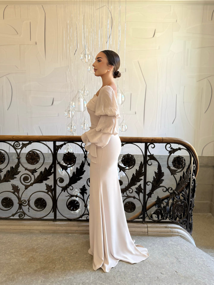Longue robe de soirée élégante beige, sans fente, manche longue, col carré, pour tout type d'événement, gala, cérémonie, mariage