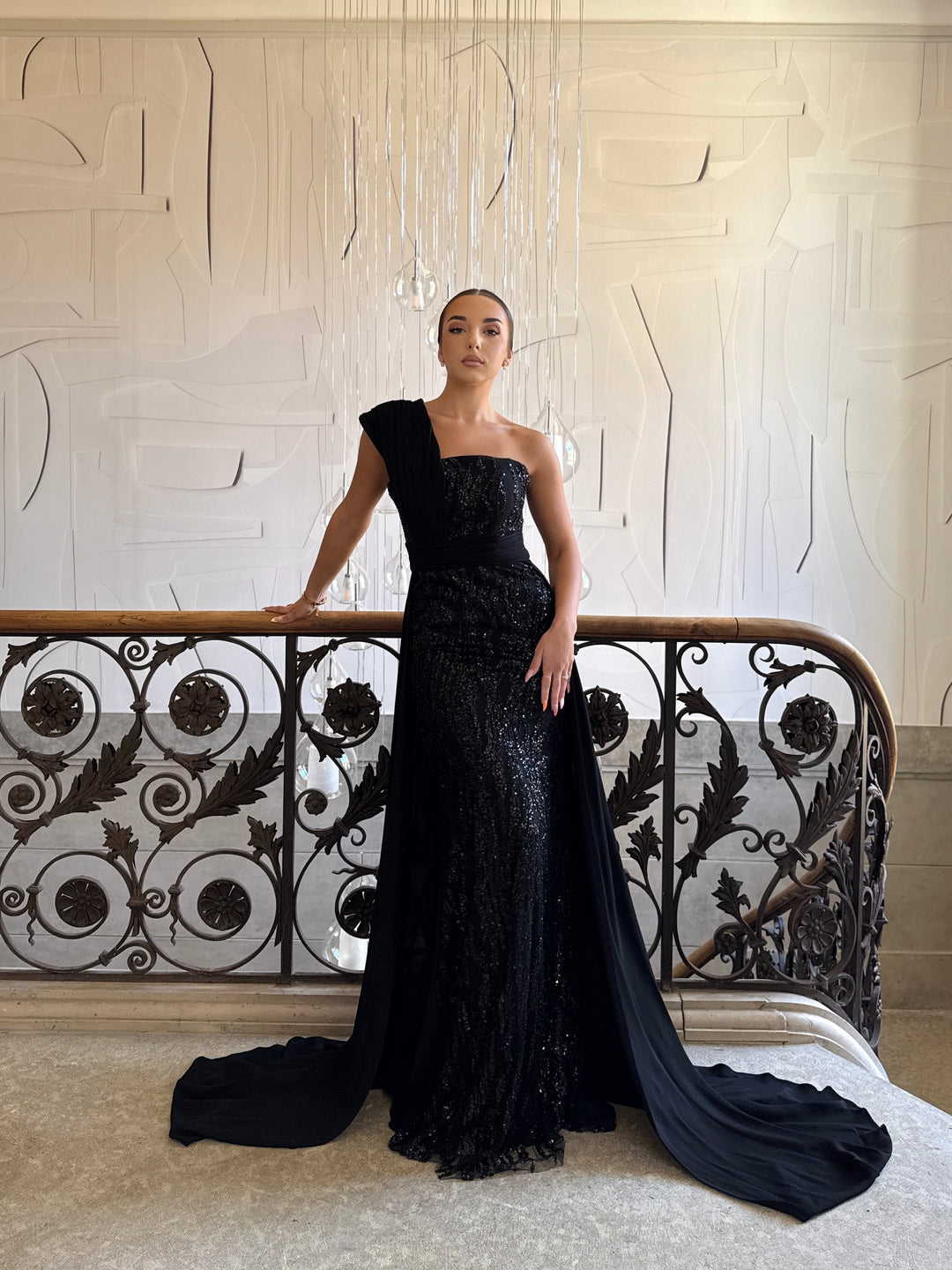 Longue robe de soirée noir chic avec une traine, sans manche, sans fente pour type d'événement, gala, cérémonie, mariage