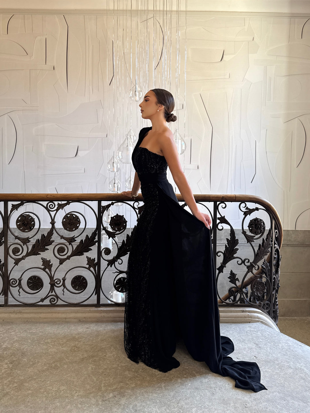 Longue robe de soirée noir chic avec une traine, sans manche, sans fente pour type d'événement, gala, cérémonie, mariage