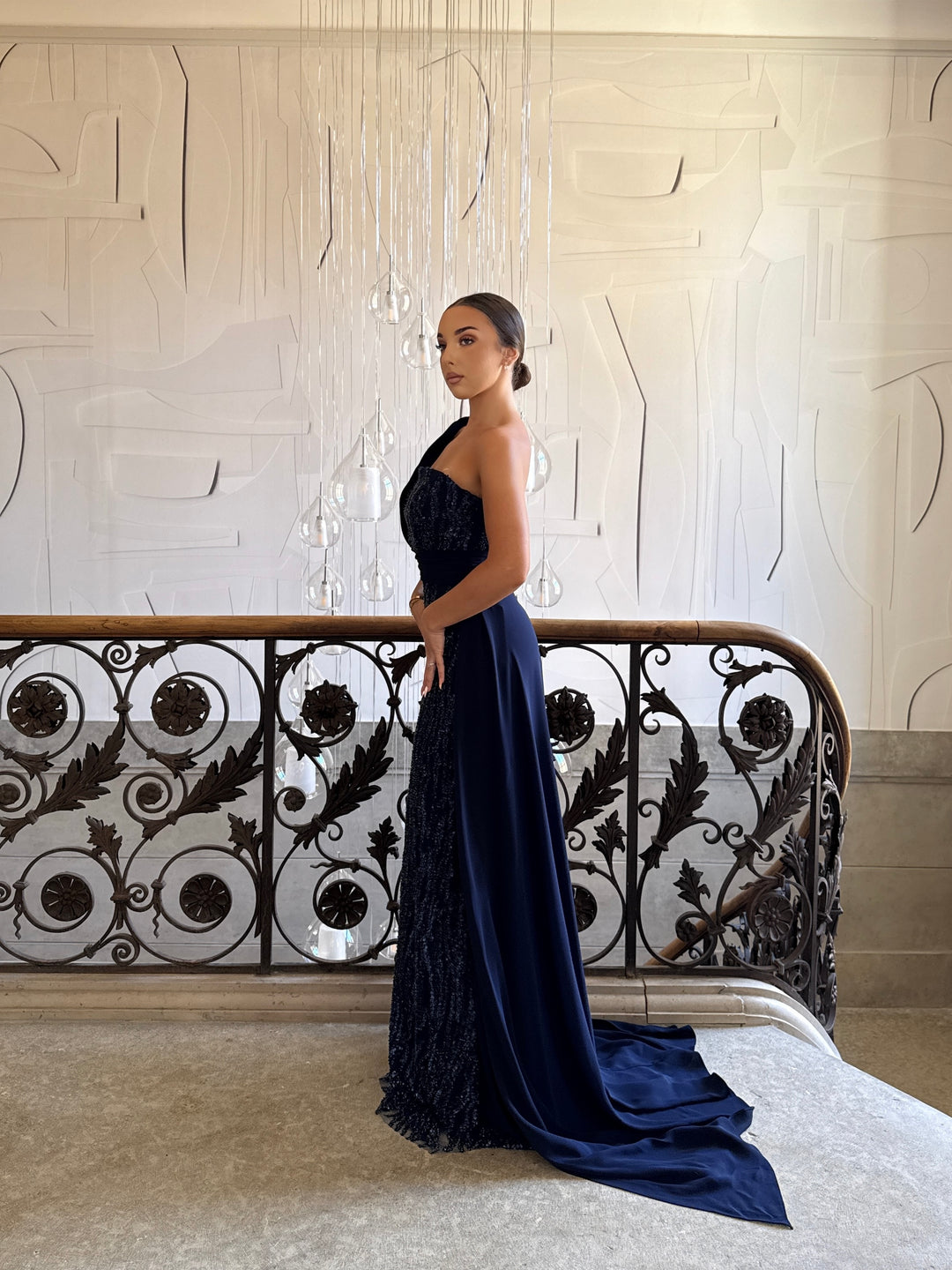 Longue robe de soirée bleu marine élégante avec une traine, sans manche, sans fente pour type d'événement, gala, cérémonie, mariage
