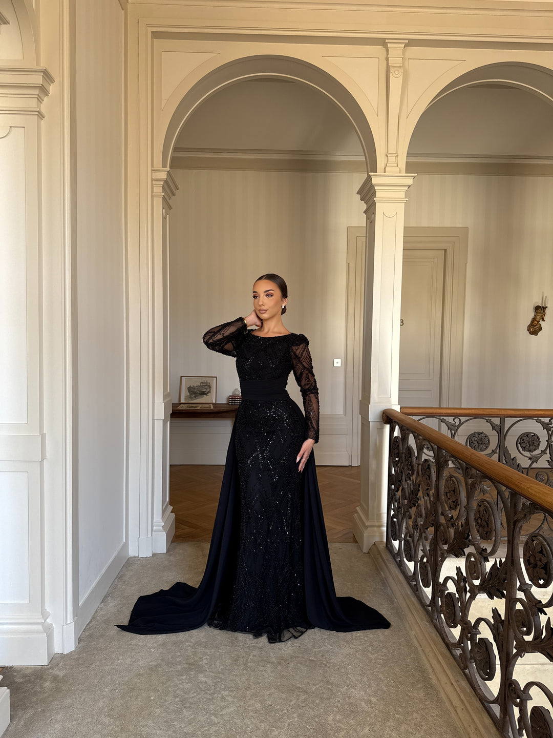 Longue robe de soirée noir élégante avec une traine, sans fente, manche longue, idéale pour type d'événement gala cérémonie mariage
