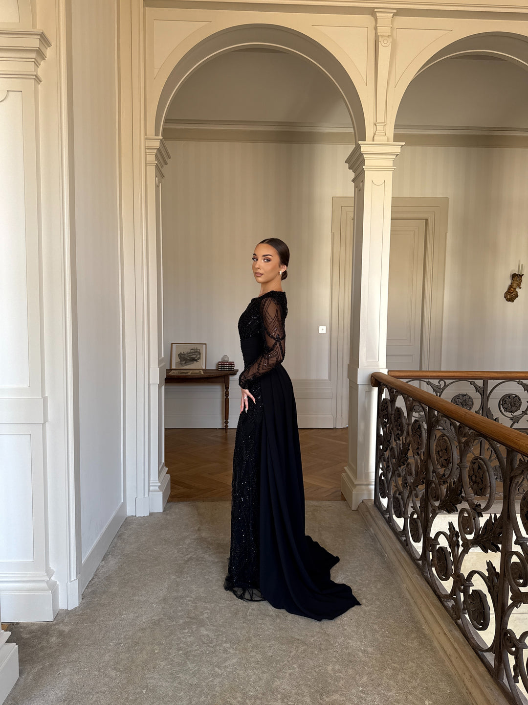 Longue robe de soirée noir élégante avec une traine, sans fente, manche longue, idéale pour type d'événement gala cérémonie mariage