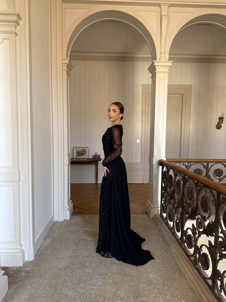 Longue robe de soirée noir élégante avec une traine, sans fente, manche longue, idéale pour type d'événement gala cérémonie mariage