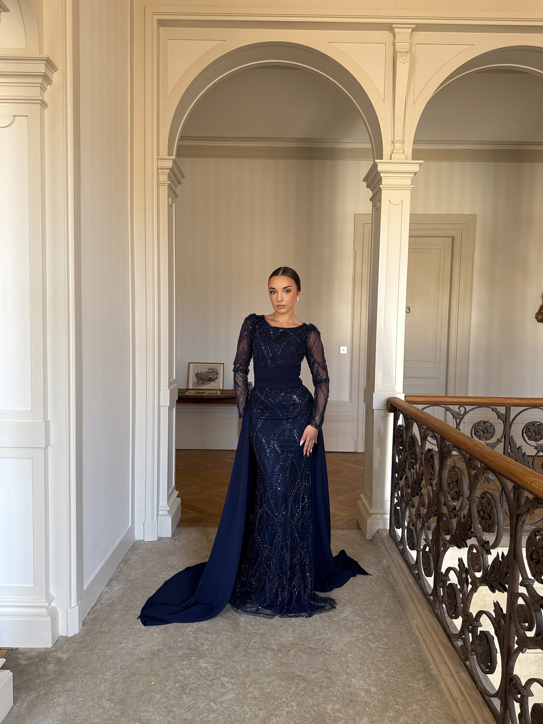 Longue robe de soirée bleu marine élégante avec une traine, sans fente, manche longue pour type d'événement, gala, cérémonie, mariage