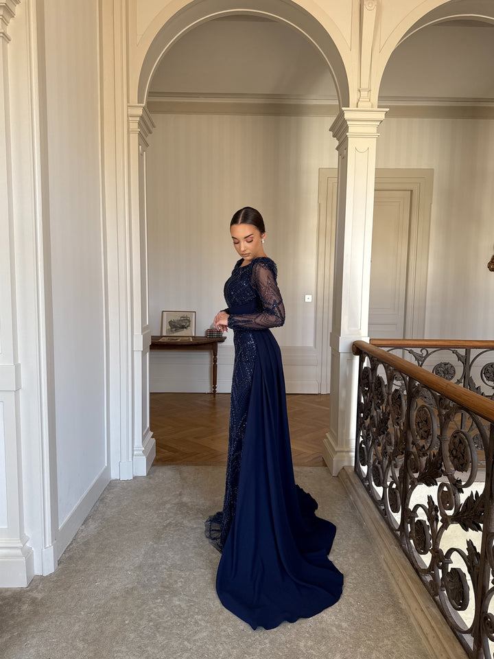 Longue robe de soirée bleu marine élégante avec une traine, sans fente, manche longue pour type d'événement, gala, cérémonie, mariage