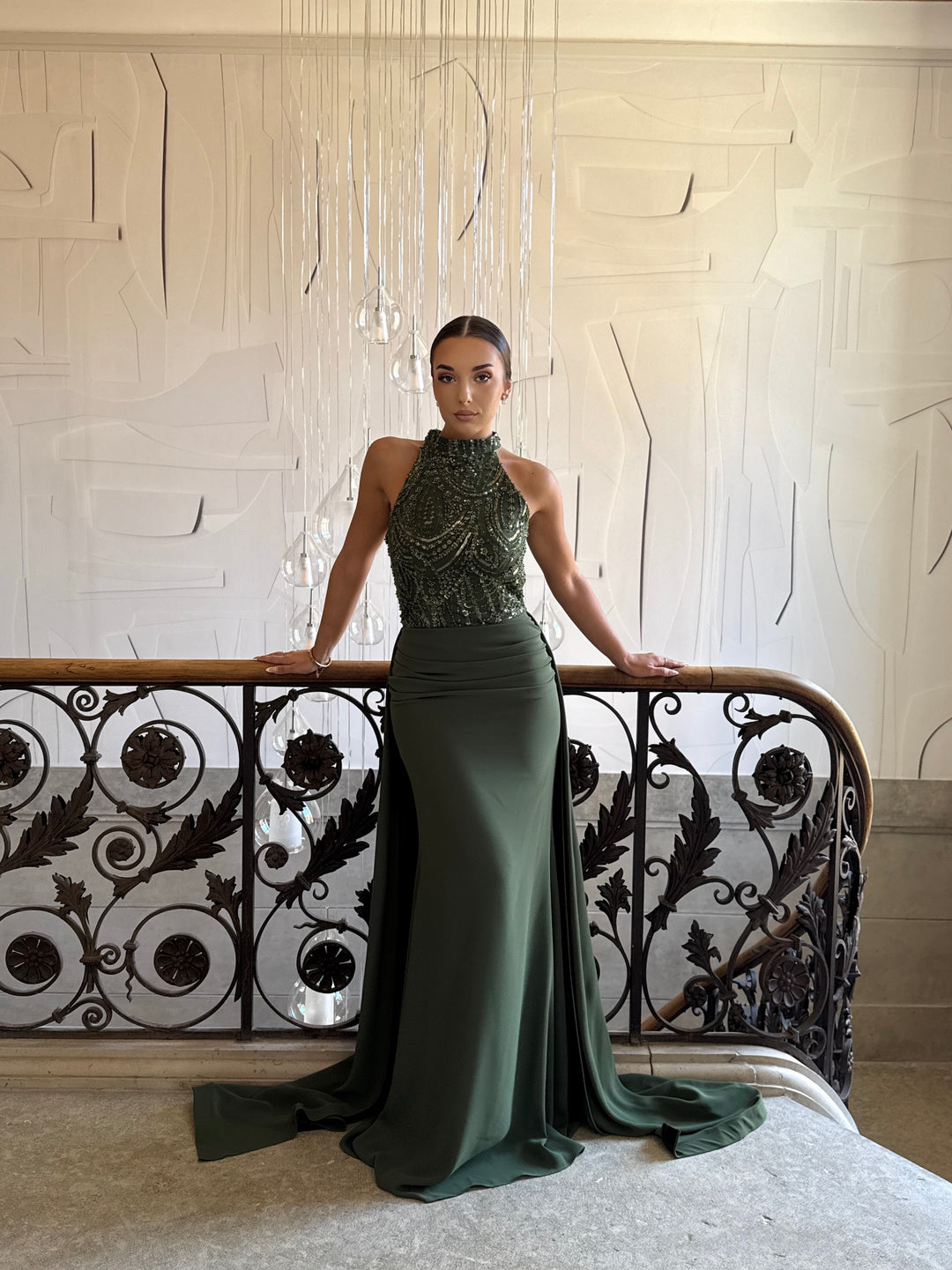 Longue robe de soirée kaki chic avec une traine, sans manche, sans fente, ras de cou pour tout type d'événement gala cérémonie mariage