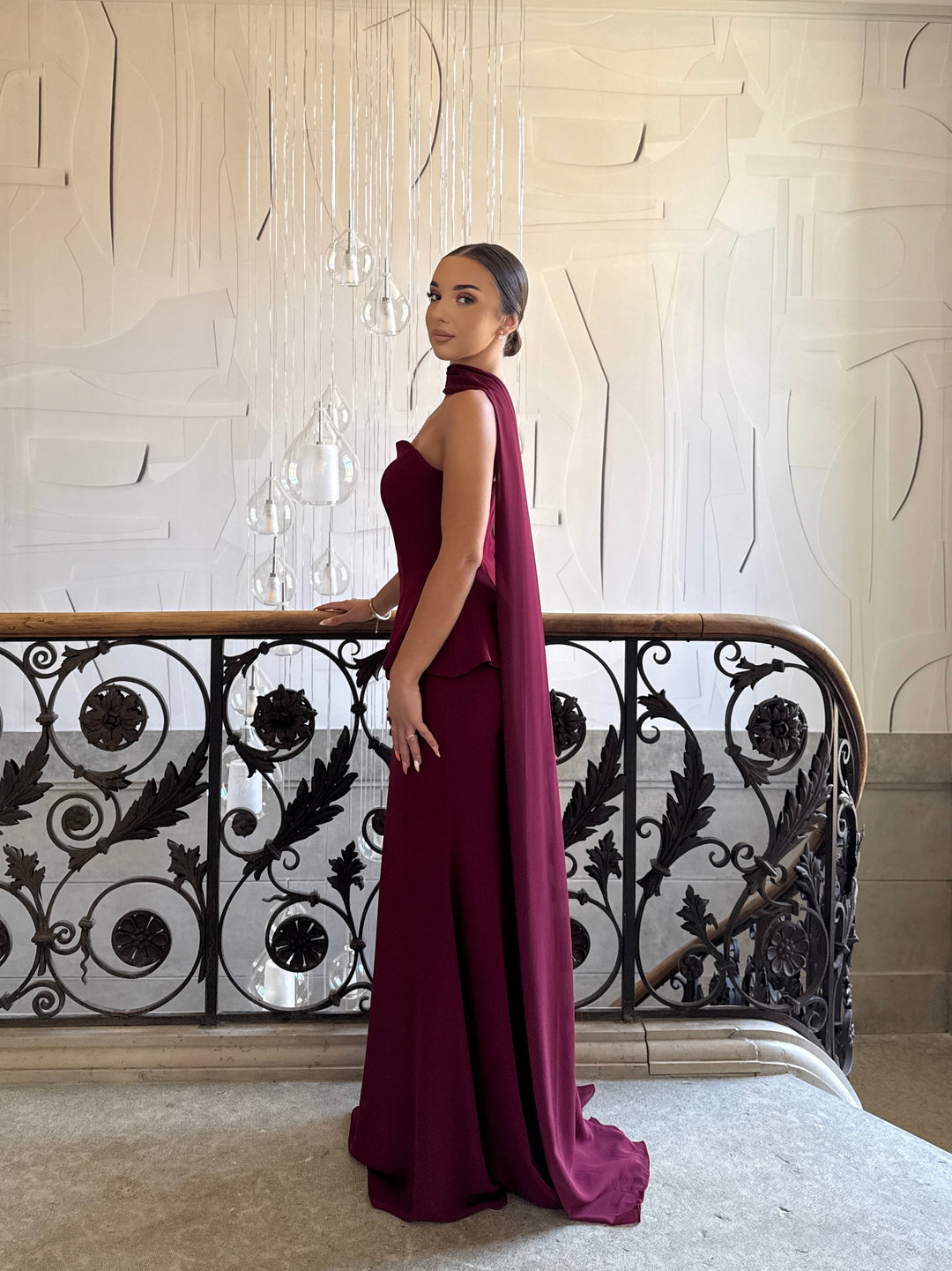 robe de soirée élégante bordeaux, coupe asymétrique, sans manche, sans fente