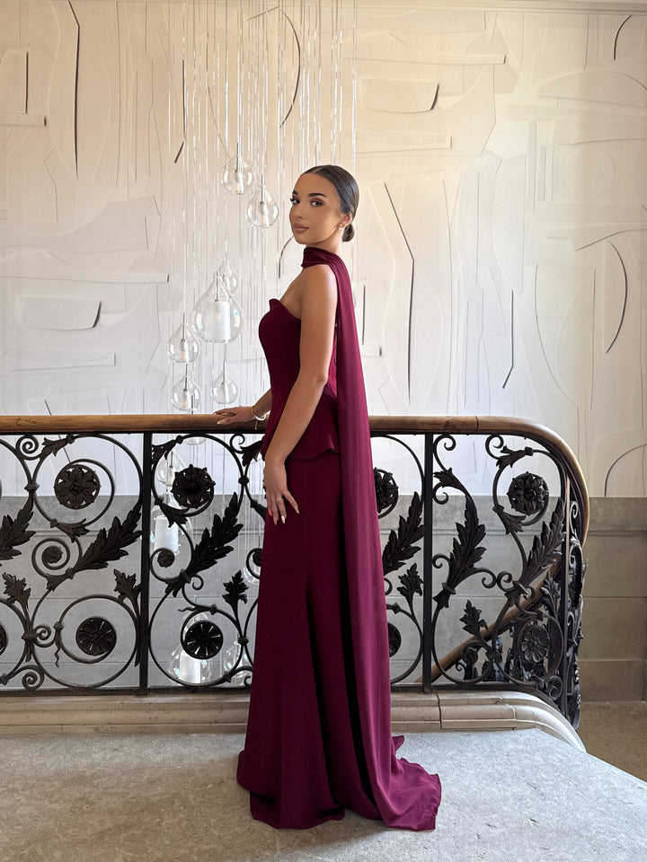 robe de soirée élégante bordeaux, coupe asymétrique, sans manche, sans fente