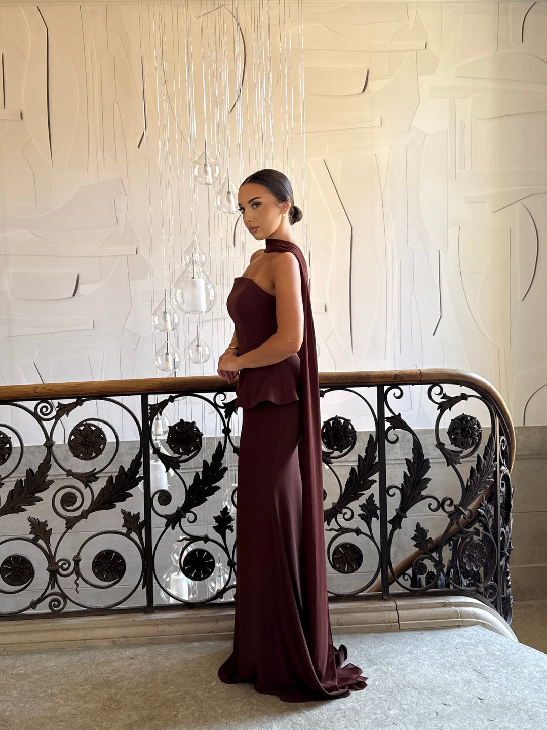robe de gala élégante marron, sans manche, sans fente, coupe asymétrique