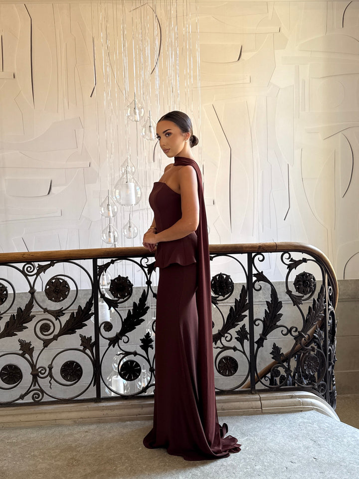 robe de gala élégante marron, sans manche, sans fente, coupe asymétrique