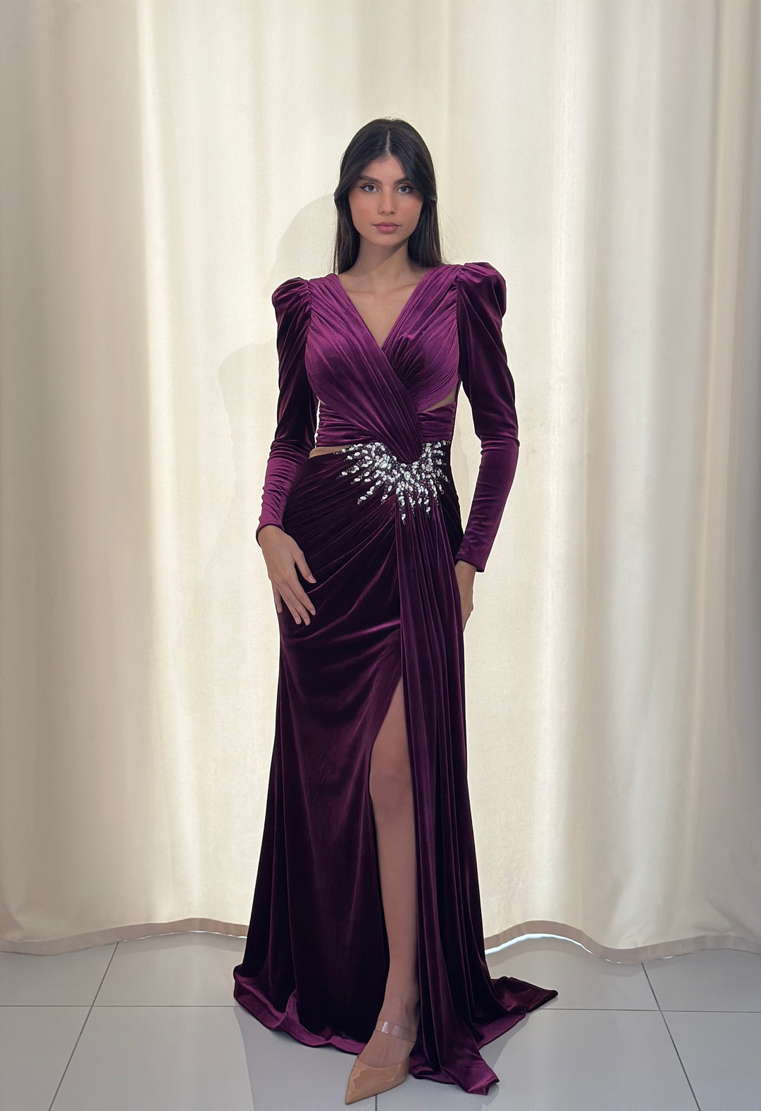 longue robe de soirée prune manche longue en velour pour mariage col v