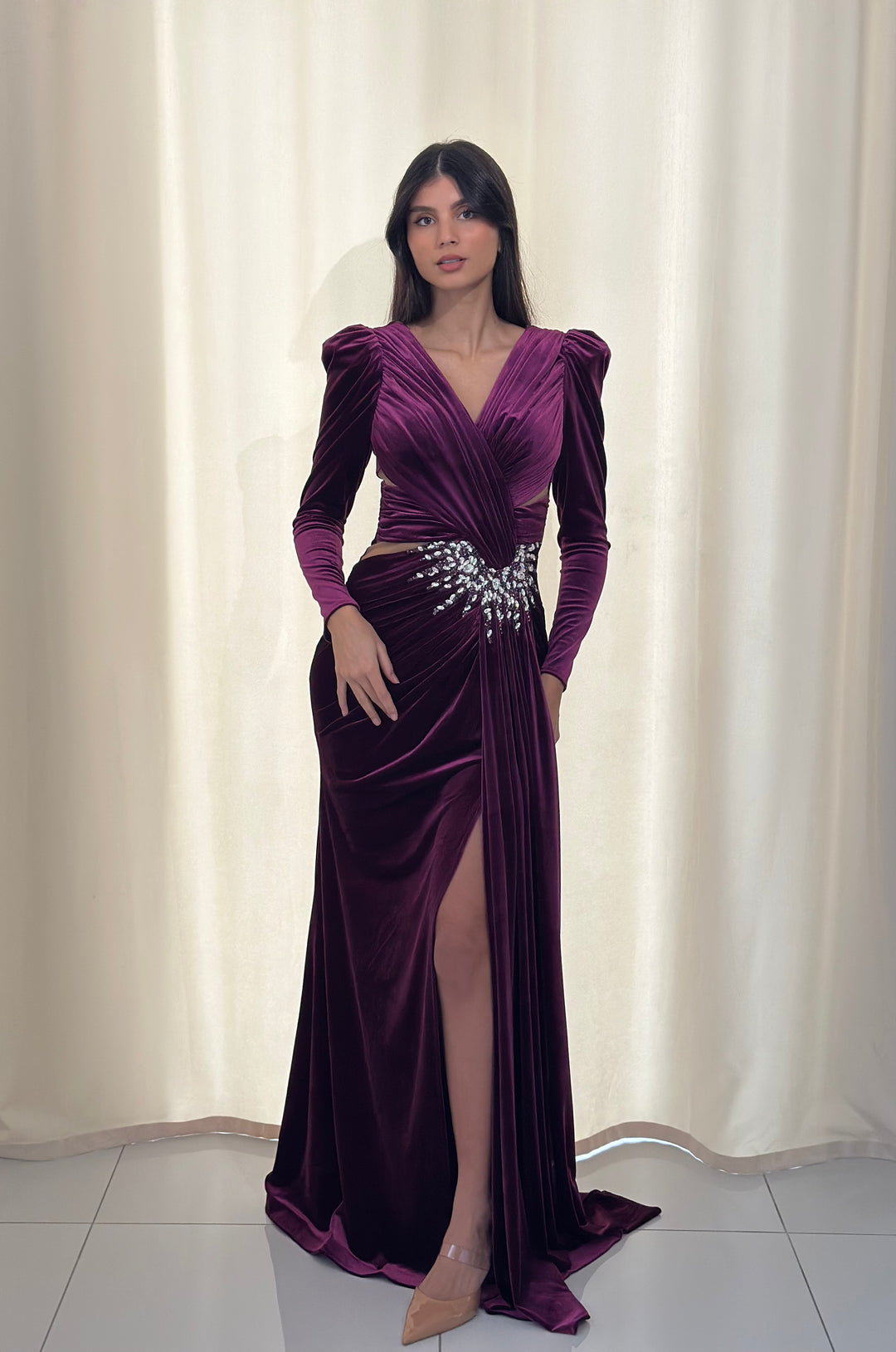 longue robe de soirée prune manche longue en velour pour mariage col v