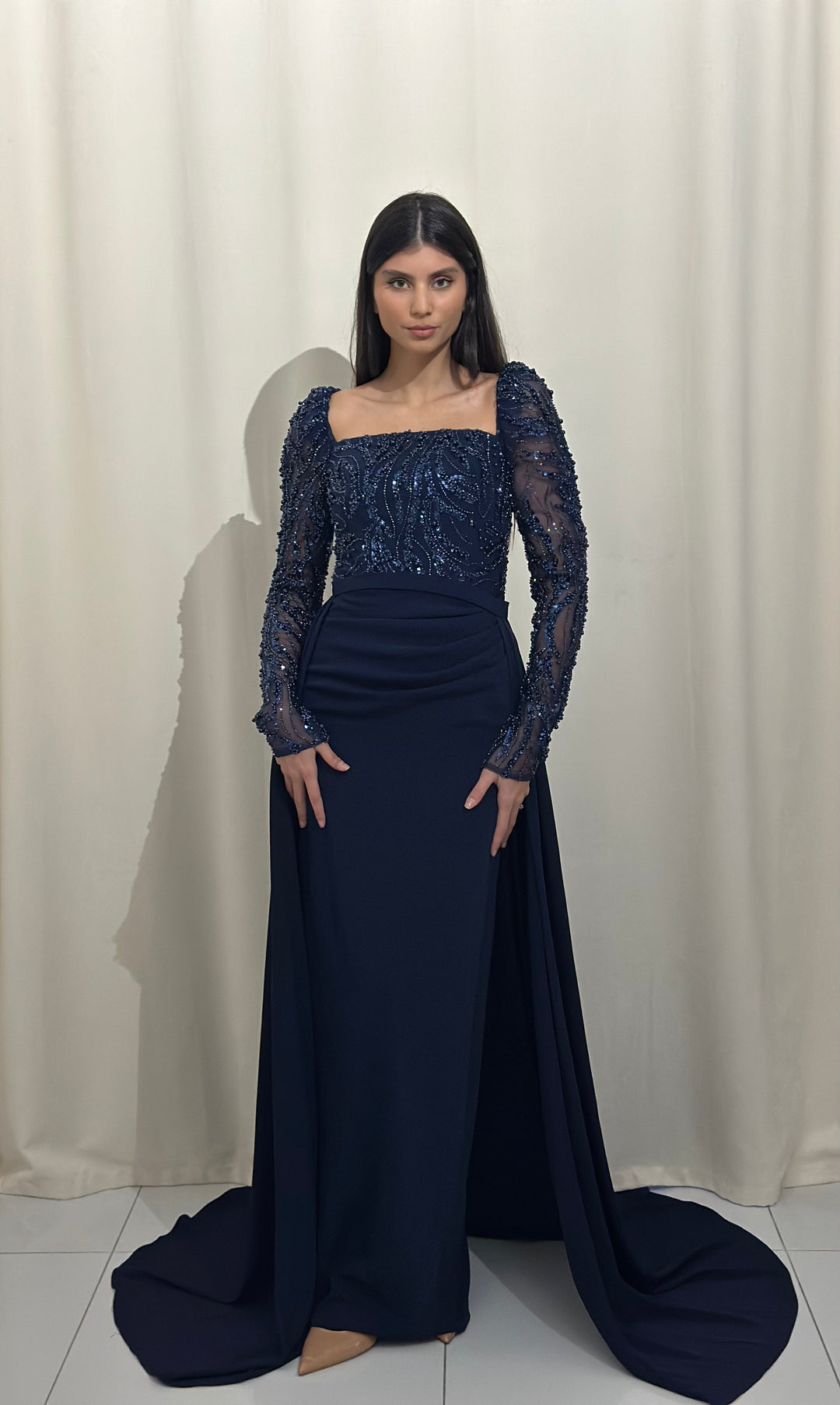Longue robe de soirée bleu marine, sans fente.