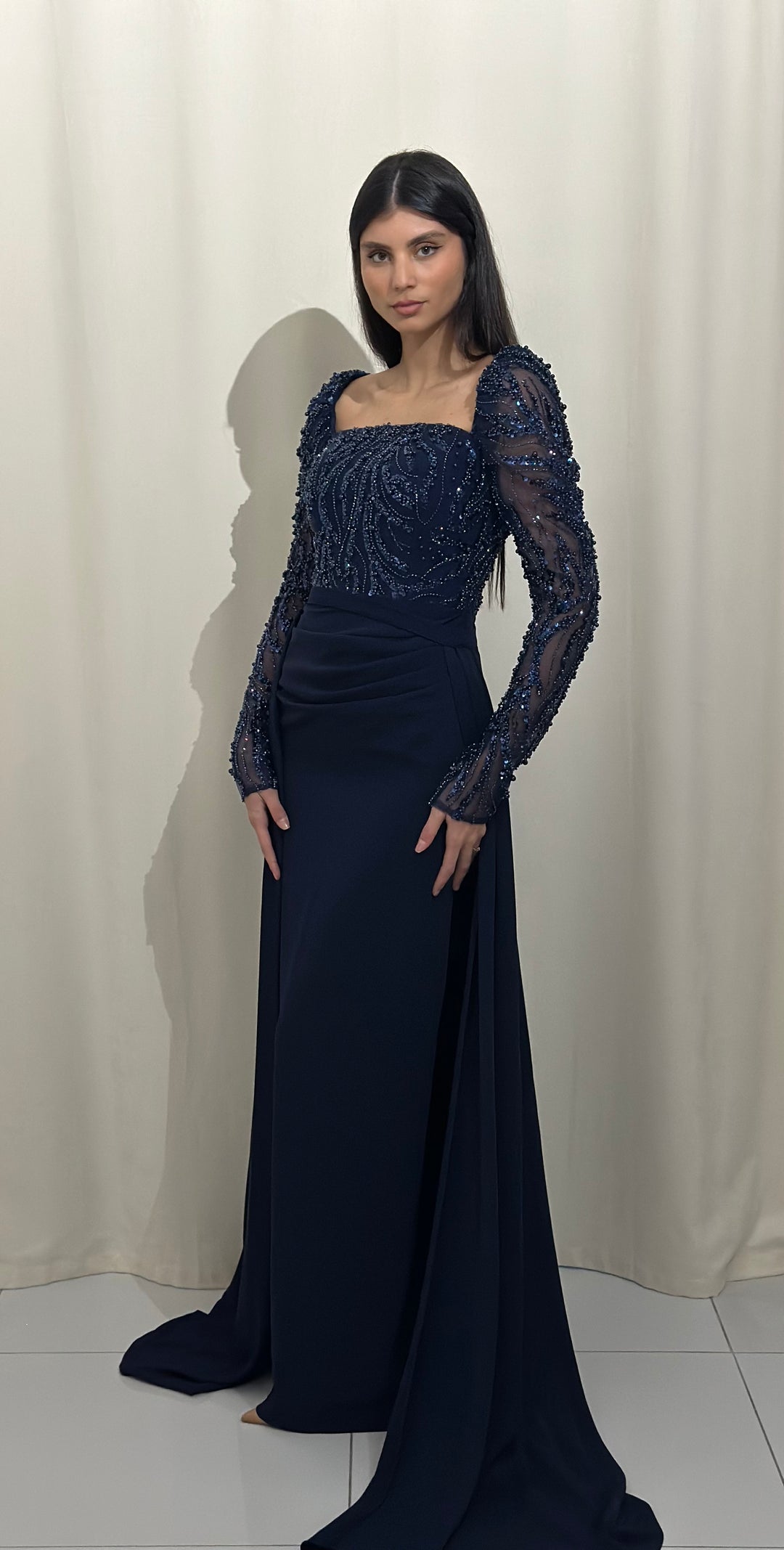 Longue robe de soirée bleu marine, sans fente.