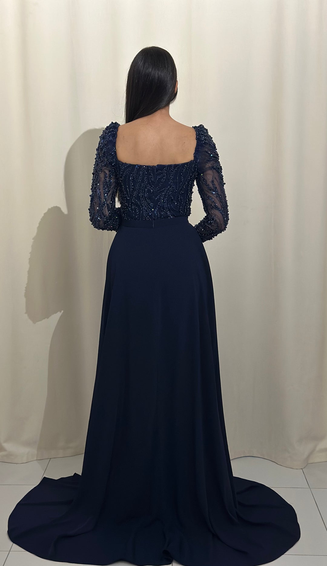 Longue robe de soirée bleu marine, sans fente.