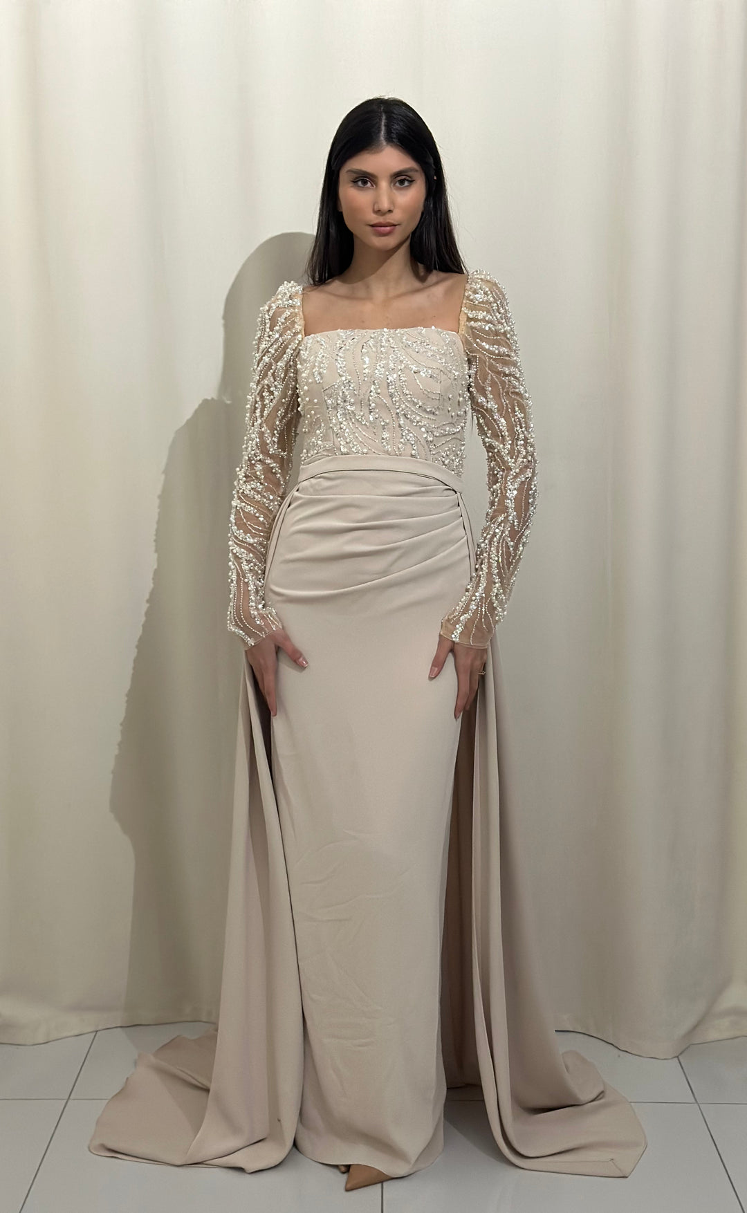 Longue robe de soirée beige, sans fente.