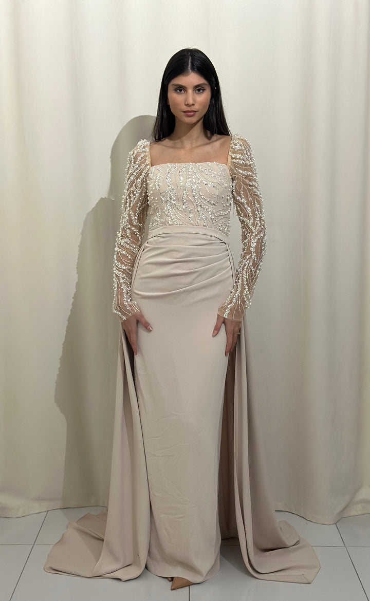 Longue robe de soirée beige, sans fente.