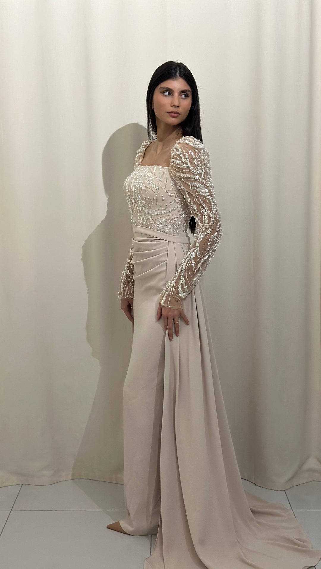 Longue robe de soirée beige, sans fente.