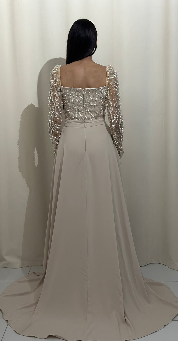 Longue robe de soirée beige, sans fente.