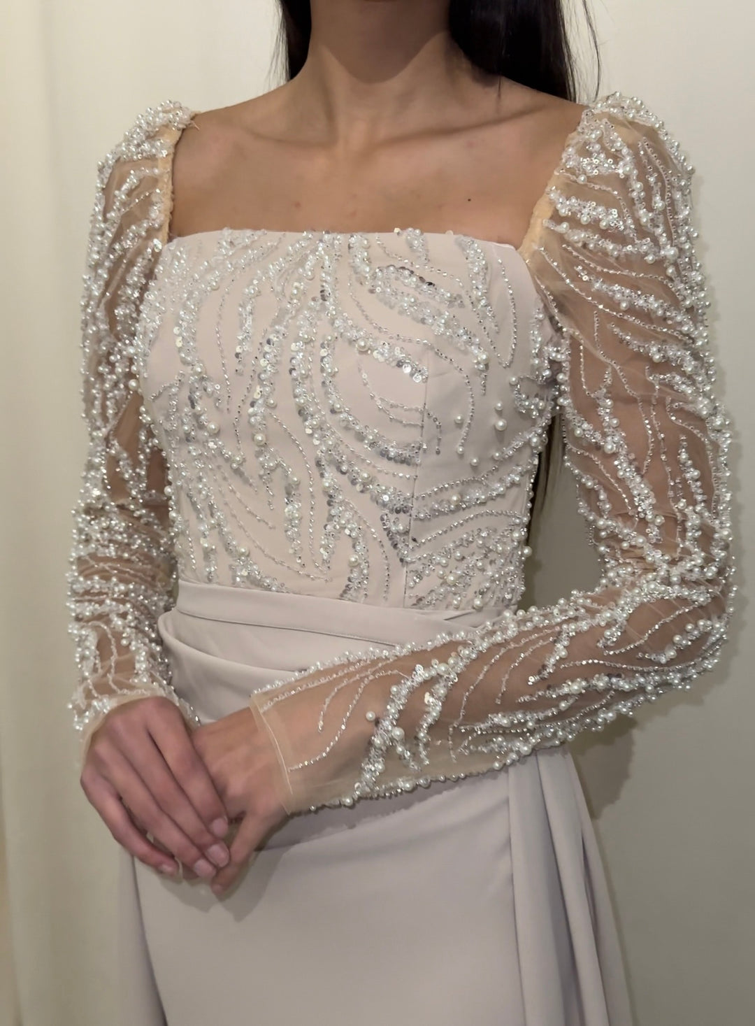 Longue robe de soirée beige, sans fente.