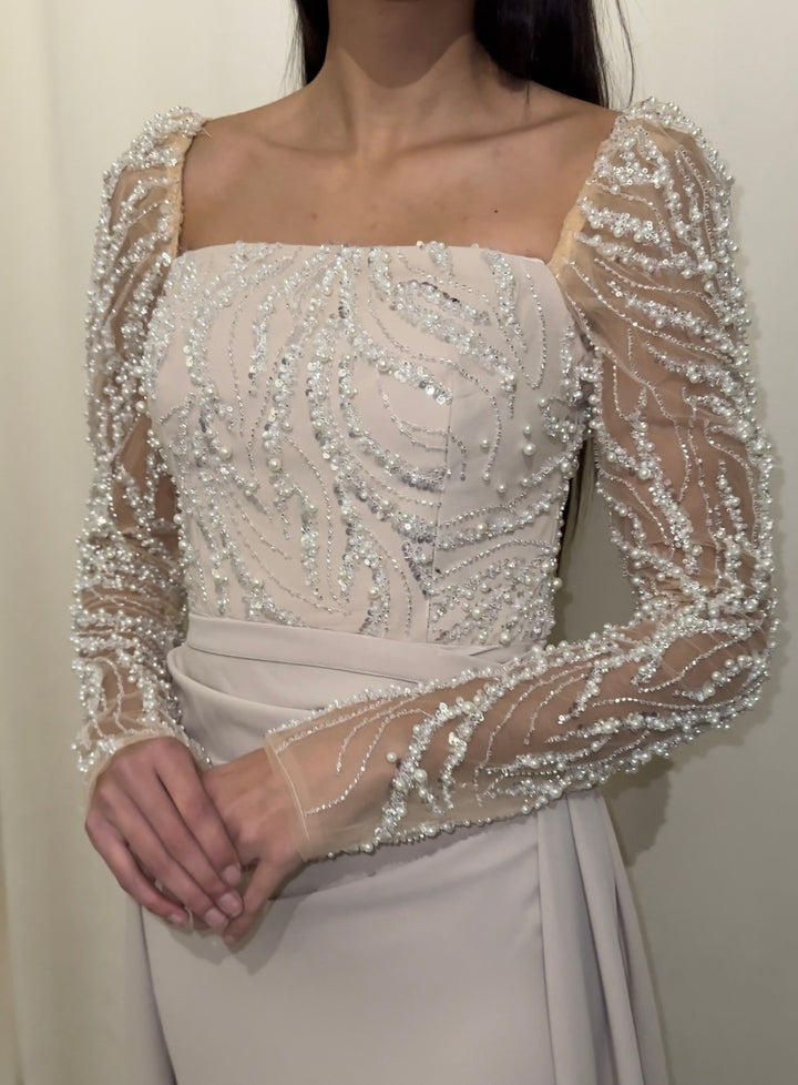 Longue robe de soirée beige, sans fente.