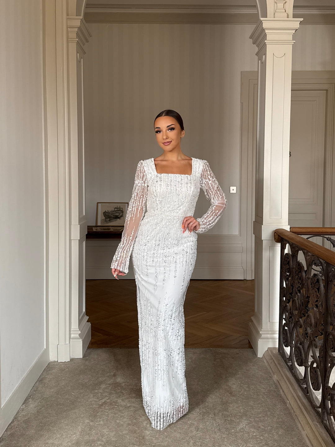 Robe de mariée blanche élégante, manche longue, fente à l'arrière, col carré pour cérémonie mariage