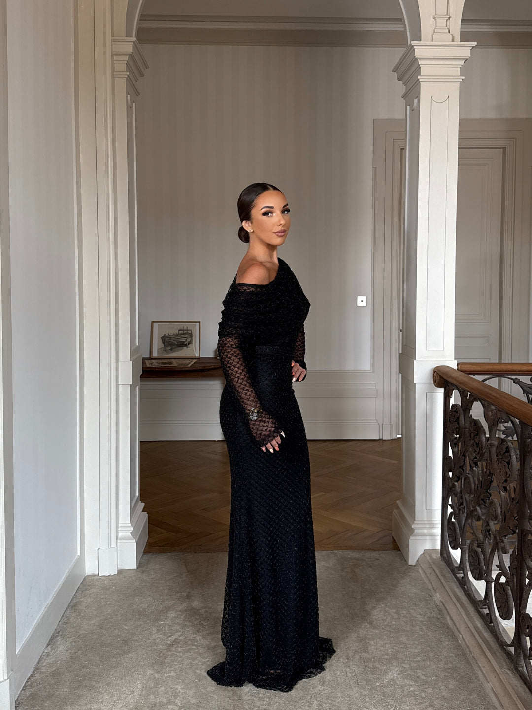Longue robe de soirée noir, sans fente, manche longue, col asymétrique pour tout événement gala cérémonie mariage