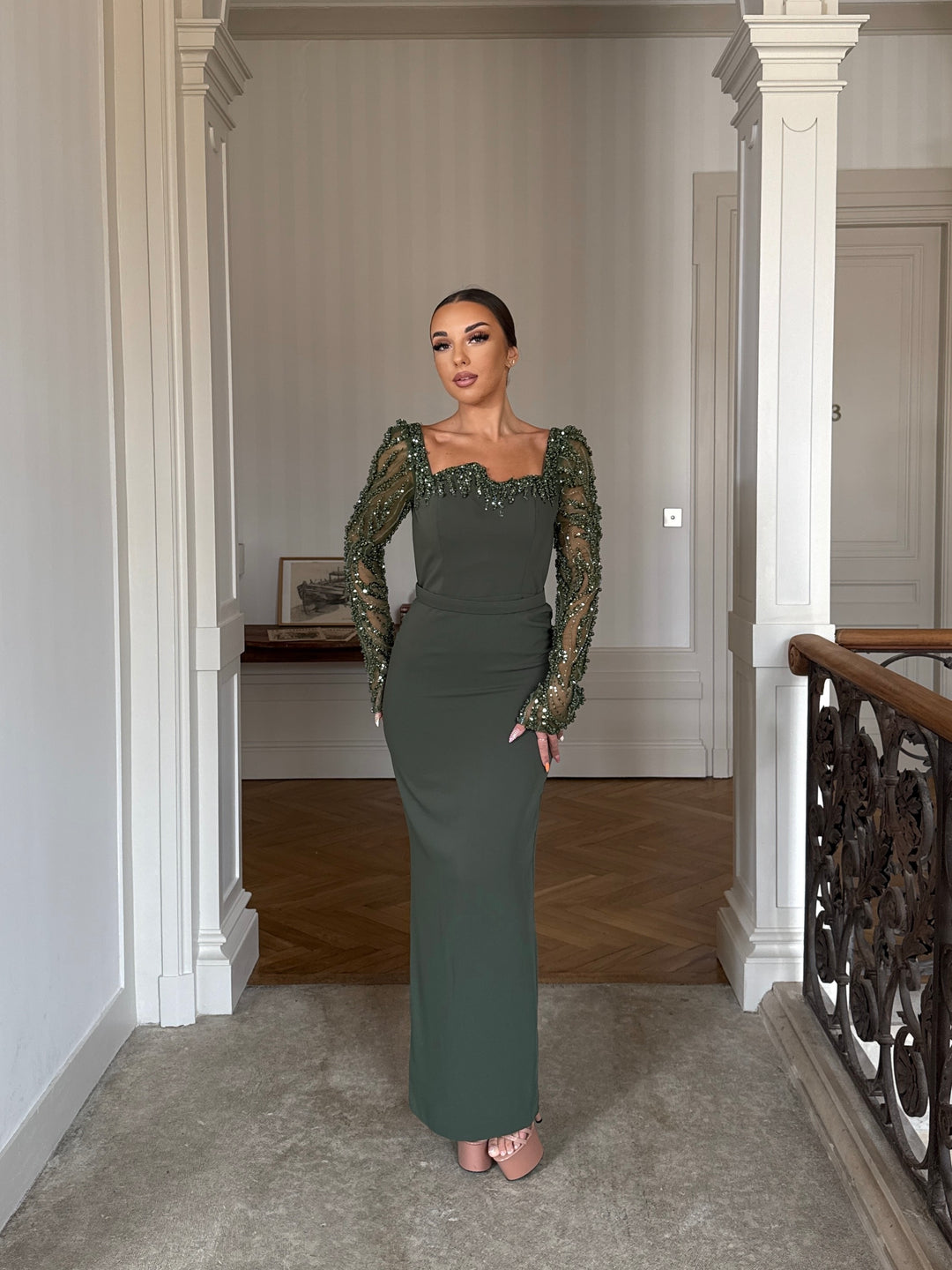 Robe de soirée élégante kaki, manche longue, fente à l'arrière