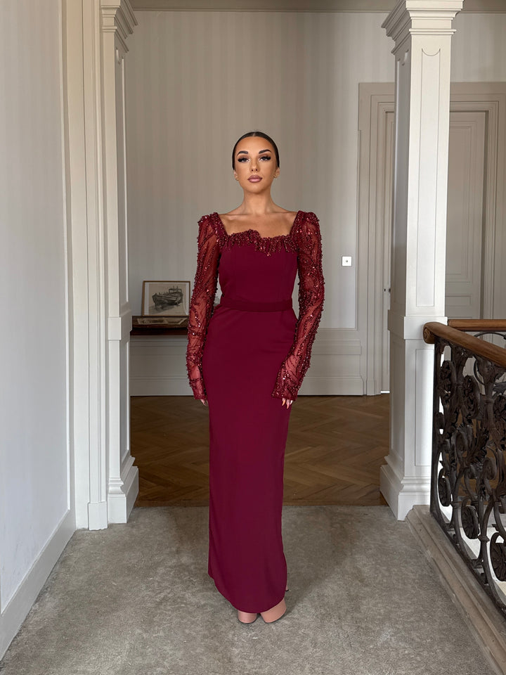 Longue robe de soirée élégante bordeaux, manche longue, fente à l'arrière