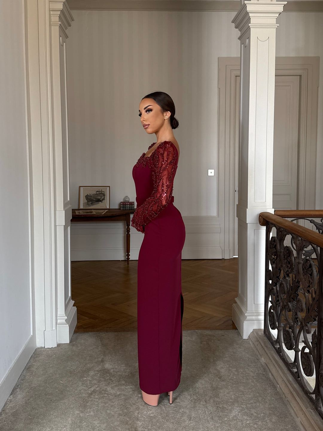 Longue robe de soirée élégante bordeaux, manche longue, fente à l'arrière