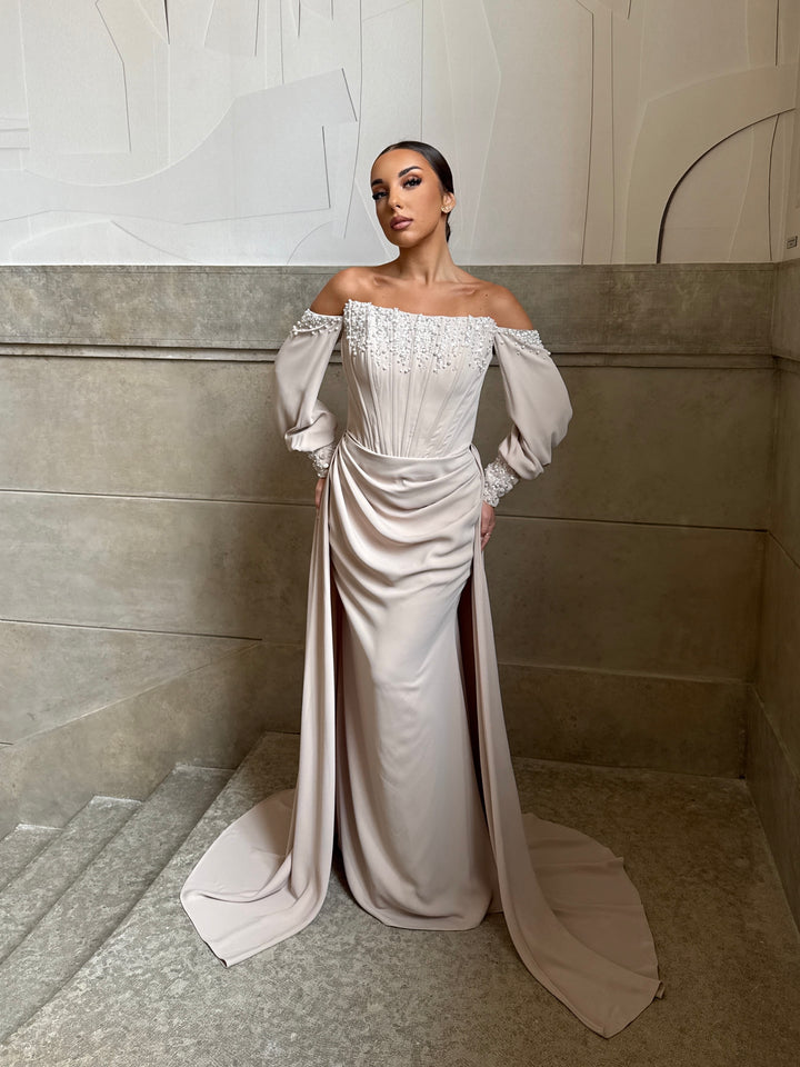 Robe de soirée beige élégante, manche bouffante, col bateau, sans fente