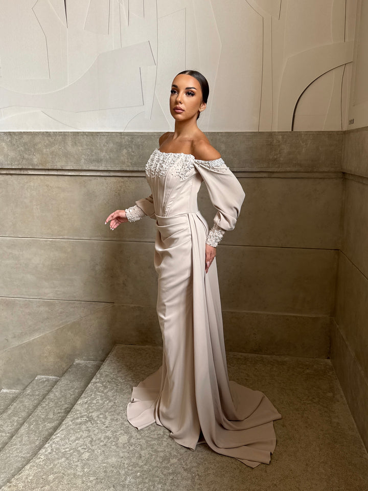 Robe de soirée beige élégante, manche bouffante, col bateau, sans fente