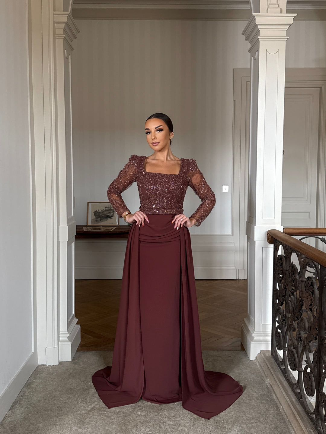longue robe de soirée marron élégante, manche longue, sans fente