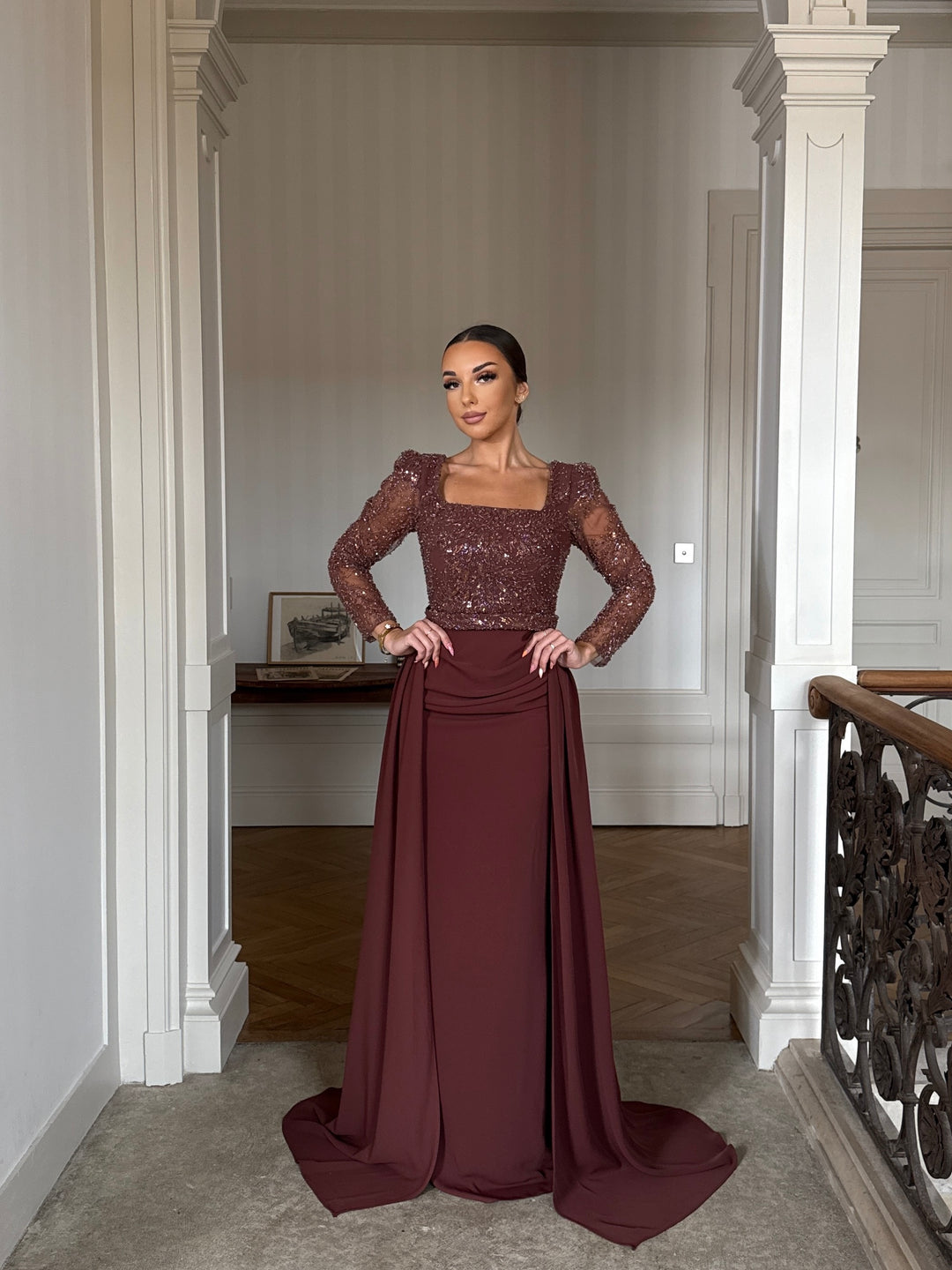 longue robe de soirée marron élégante, manche longue, sans fente
